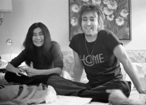 John Lennon und Yoko Ono im Bett im St. Moritz Hotel, NYC. 1972