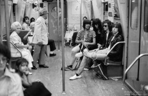 Ramones in einer U-Bahn in New York. 18. Juli 1975